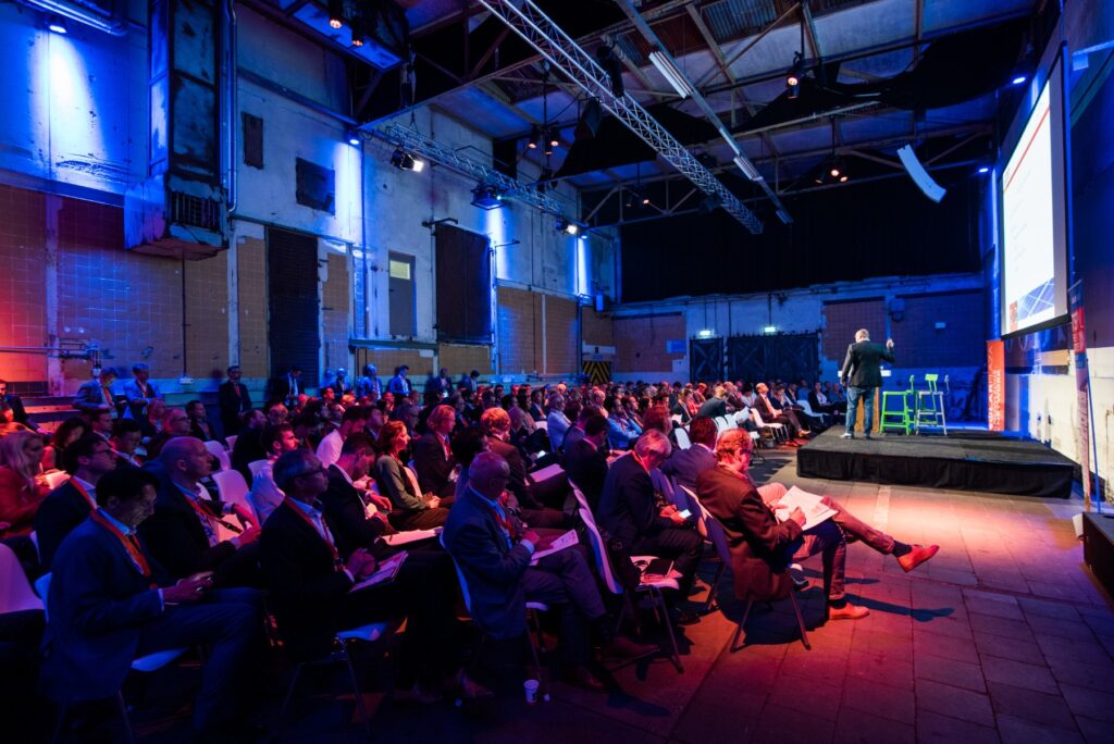 Congres zaal bij de Solar Future waar wordt verteld.
