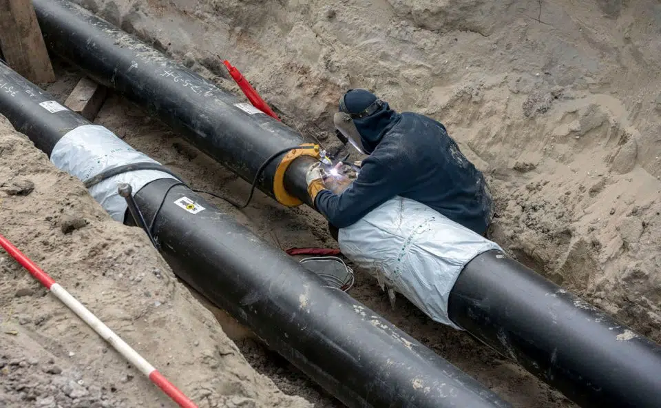 Foto van lasser bij warmteleiding Zaandam.