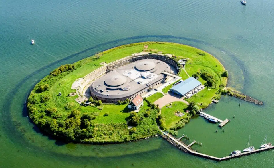 Luchtfoto van zelfvoorzienend energysysteem van Forteiland pampus.