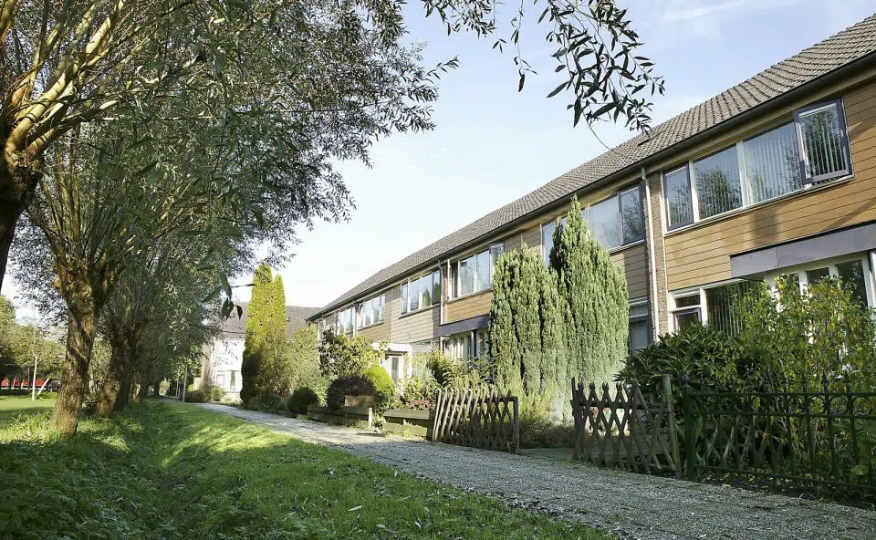 Foto van woningen die verduurzaamd zijn door middel van een modulair warmtesysteem.