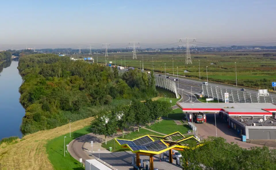Luchtfoto van gebruik energiehubs voor duurzame laadoplossingen langs de snelweg.