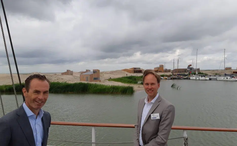 Werknemers Firan bij opening Marker-Wadden aan het water.