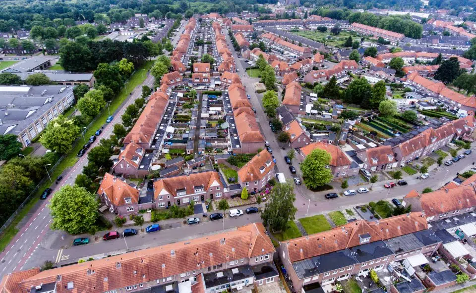 Luchtfoto van Nederlandse buurt met modulair warmtesysteem.