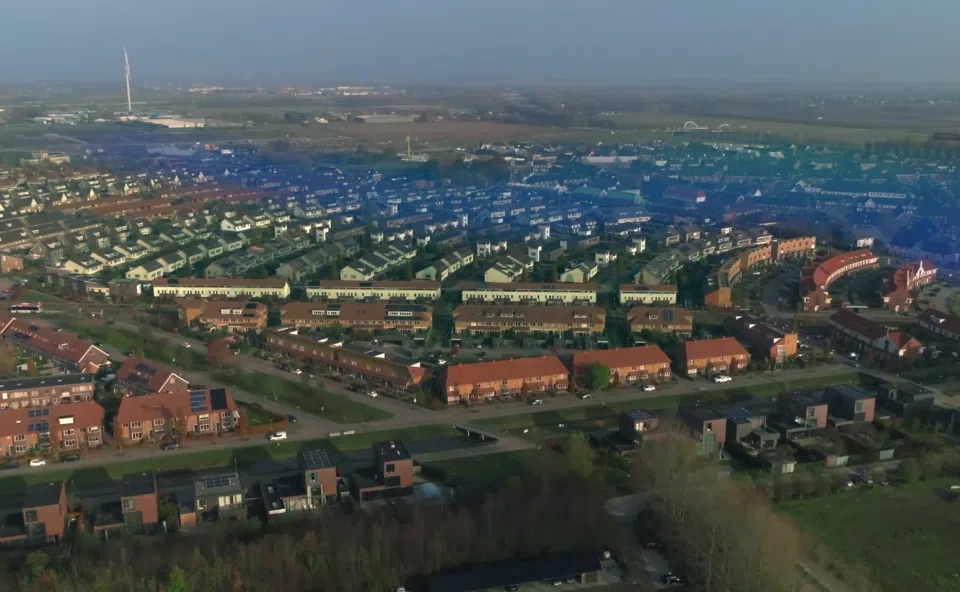 Luchtfoto van wijk die mogelijk op warmtecollectief gaat.