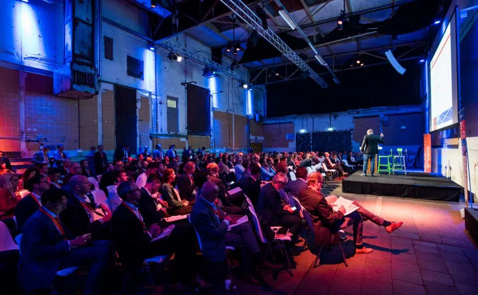 Congres zaal bij de Solar Future waar wordt verteld.