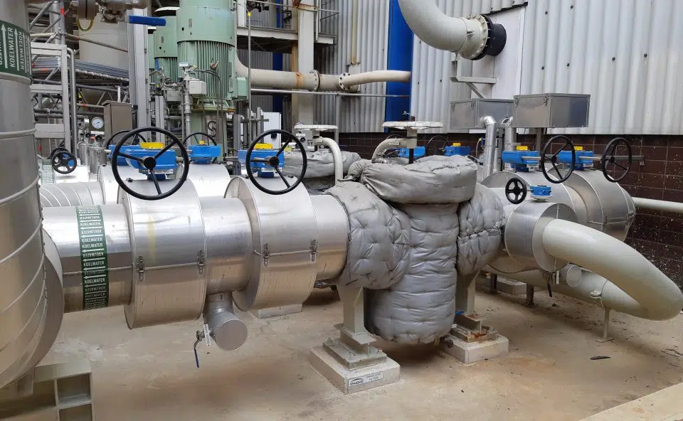 Foto van buizen waar warmte doorheen kan gaan.