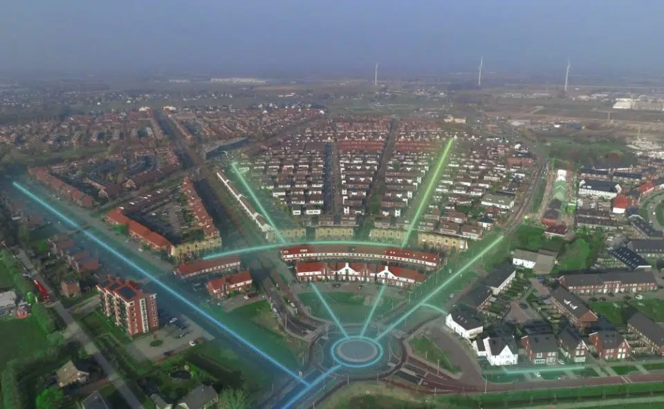 Luchtfoto van wijk met illustratie van warmtenet.