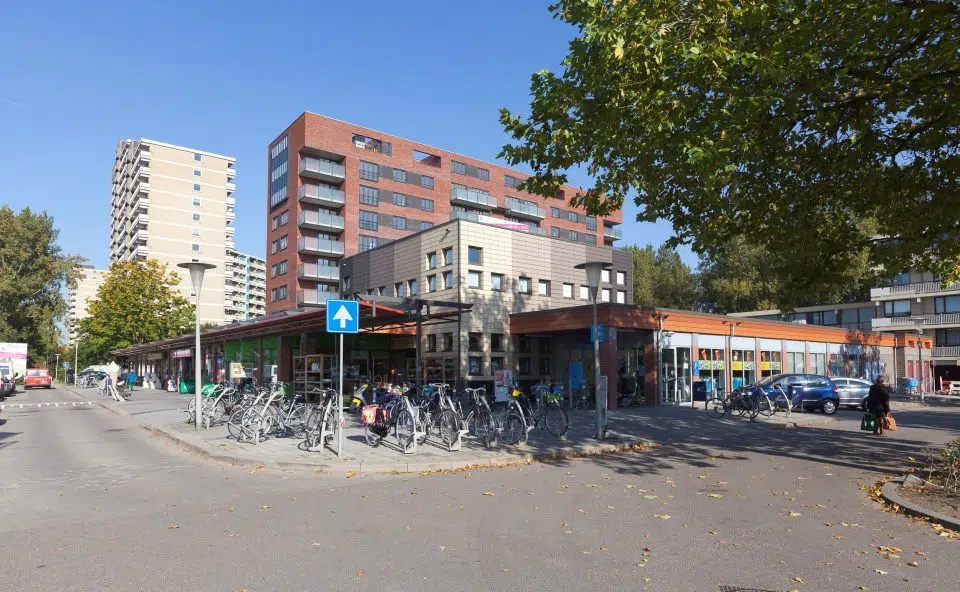 Winkelcentrum met fietsen ervoor geparkeerd.