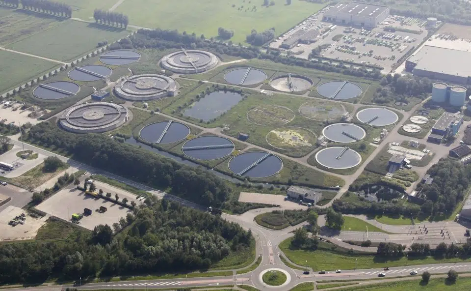 Luchtfoto van RWZI Nieuwgraaf waar netaansluiting voor windenergie is.