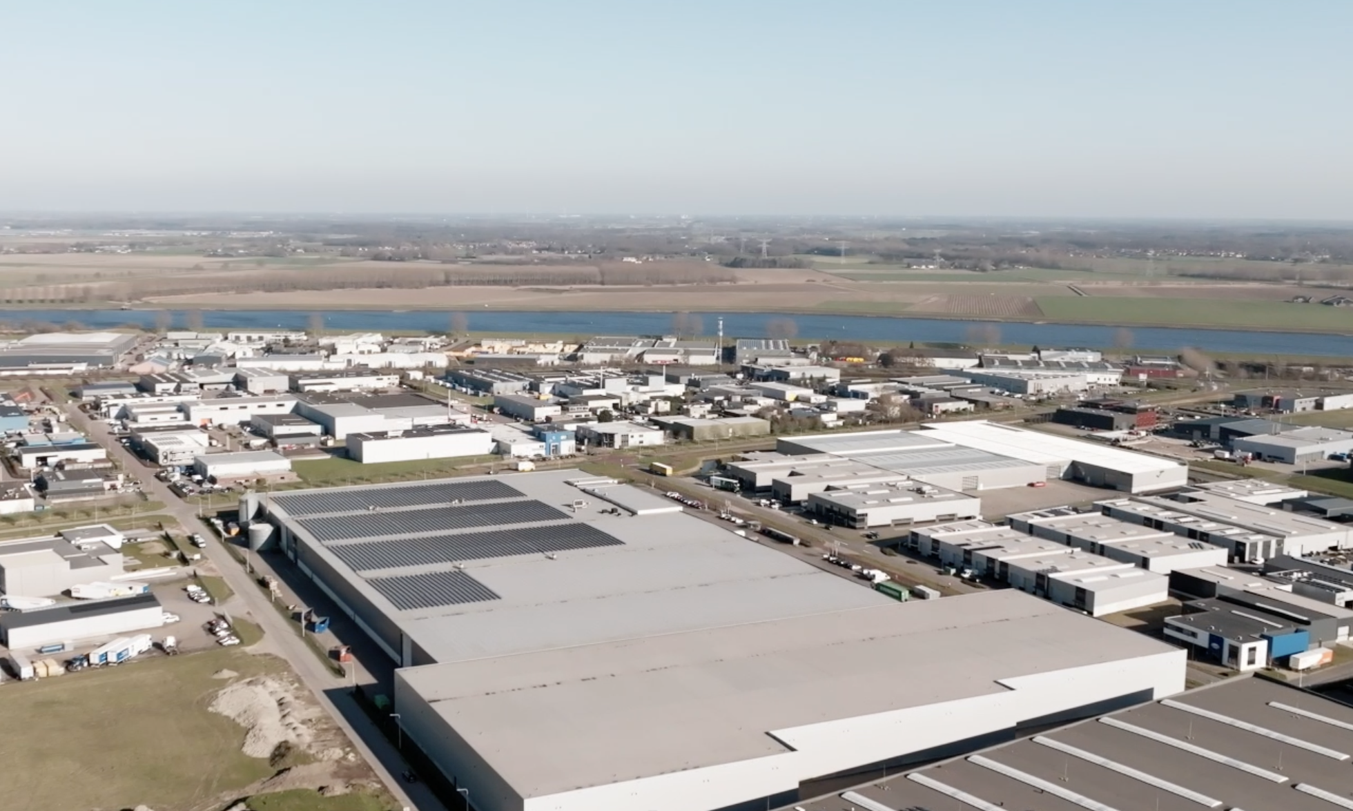 Luchtfoto van industrieterrein in Tholen, maakt gebruik van energiehub Firan.