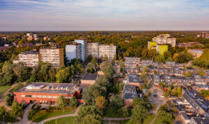 Luchtfoto flats en huizen in Nijmegen Dukenburg dat gebruik maakt van warmtenet.