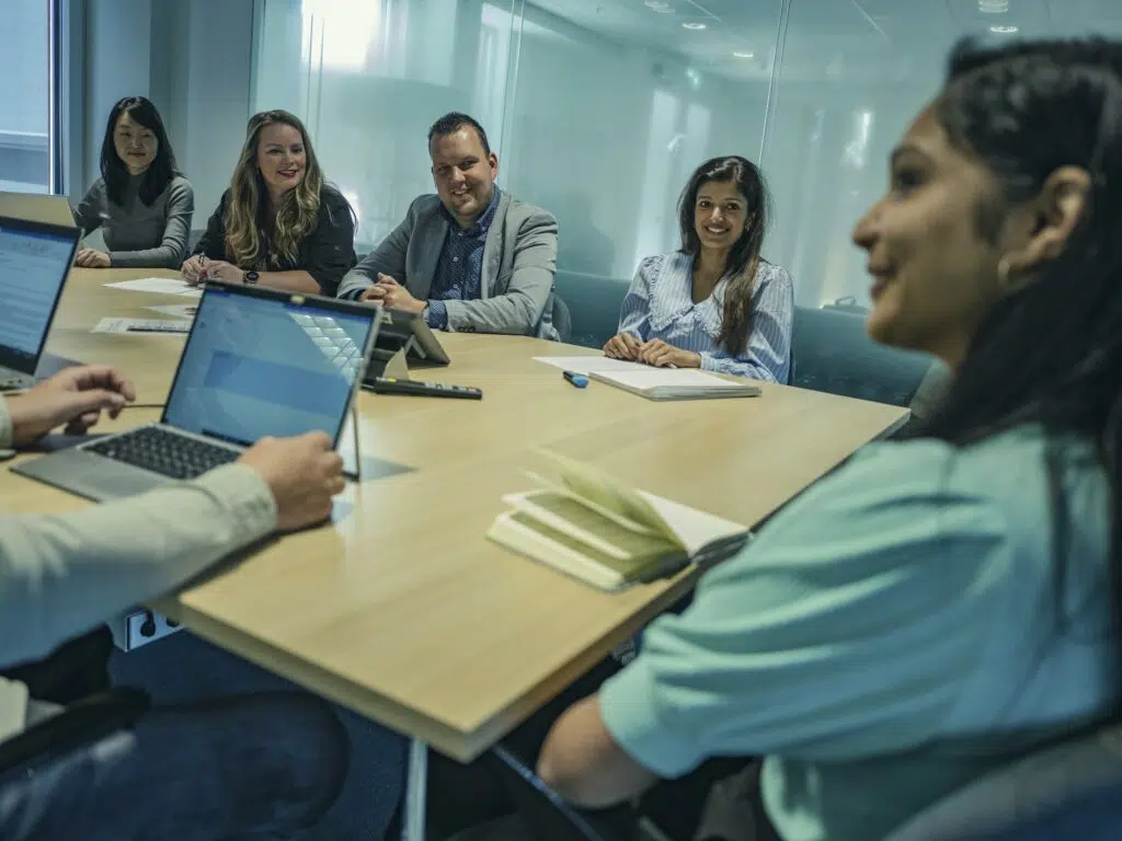 Medewerkers die vergaderen in een vergaderruimte in Duiven