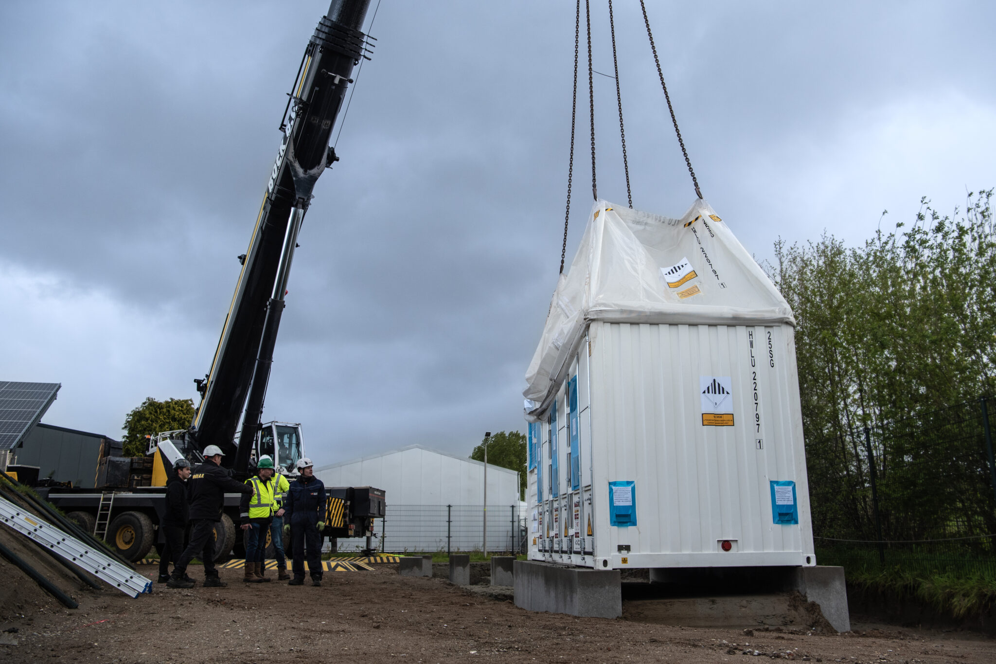 Foto van plaatsing energie hub Tholen door hijskraan.