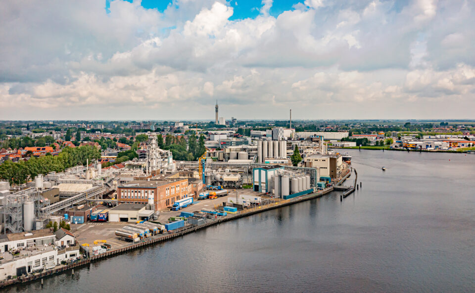 Luchtfoto van waterstof netwerk op industrieterrein aan het water in Zaanstad.