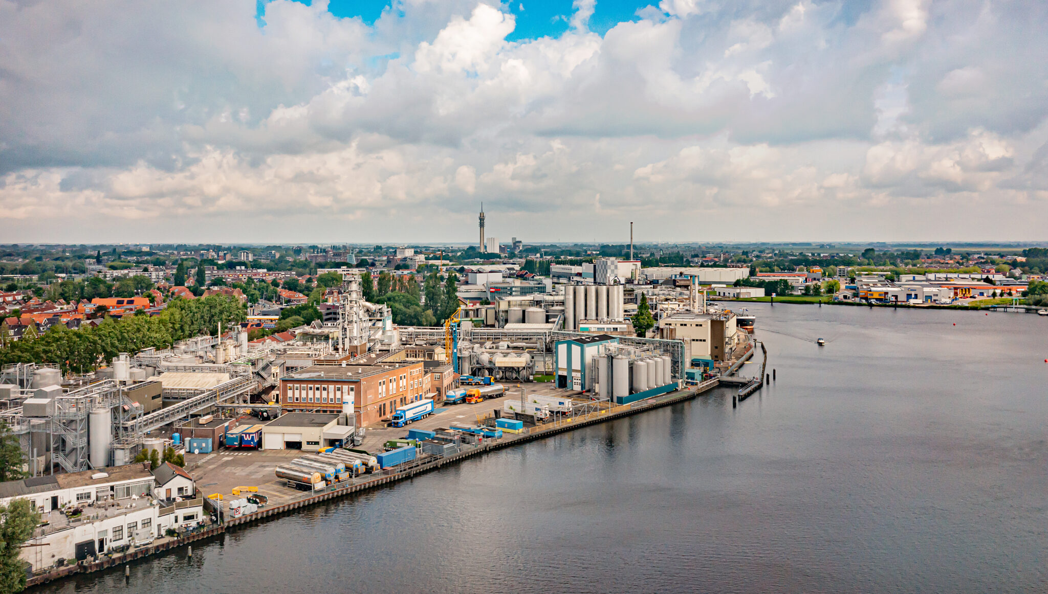 Luchtfoto van waterstof netwerk op industrieterrein aan het water in Zaanstad.