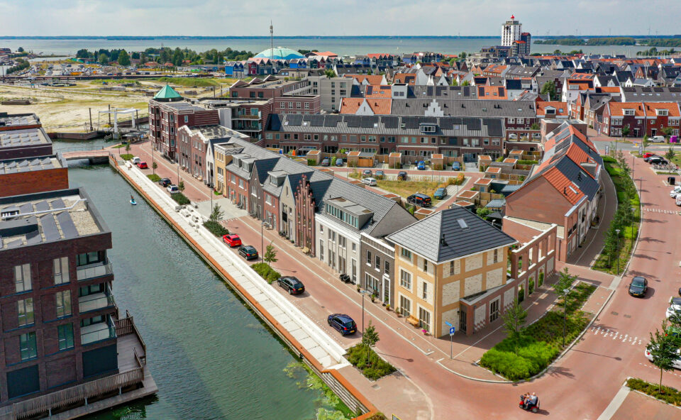 Luchtfoto van de wijk Waterfront in Harderwijk waar een warmtenet wordt aangelegd.
