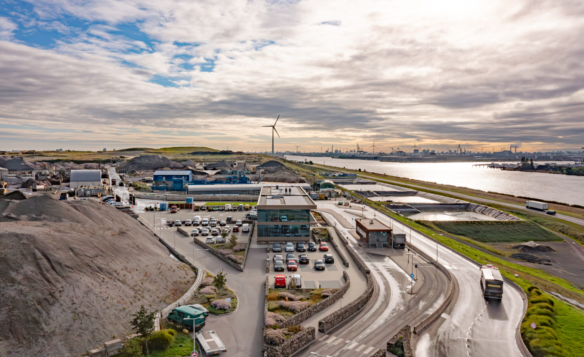 Luchtfoto van het bedrijf Afvalzorg in Assendelft met water en industrie op de achtergrond energiehub