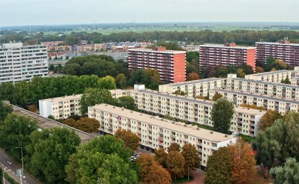 Luchtfoto van Amsterdam Buikslotermeer waar een warmtenet met riothermie wordt aangelegd.