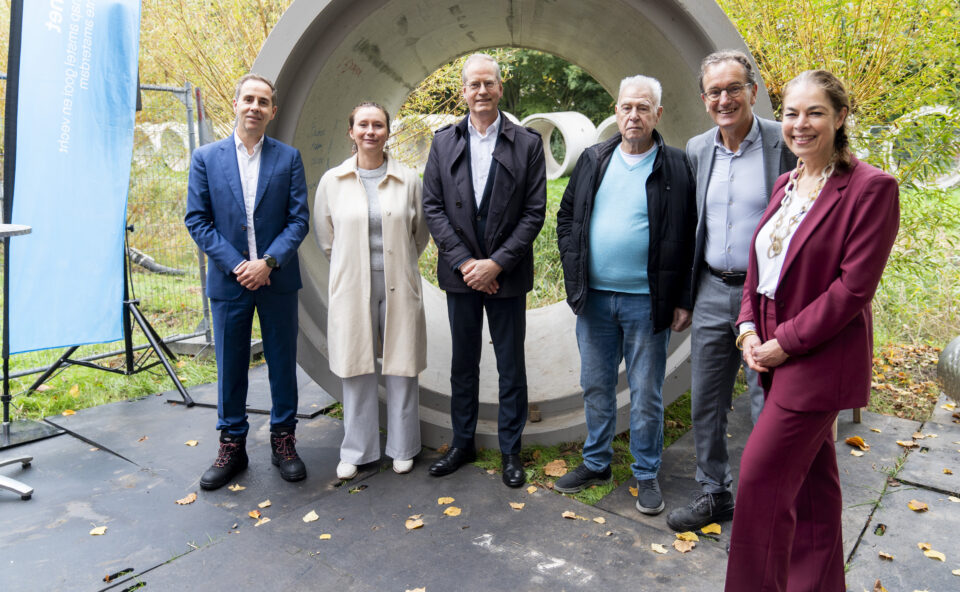 Samenwerkingspartners van Lieven de Key, Firan en Waternet bij een warmteleiding in Amsterdam Buikslotermeer.