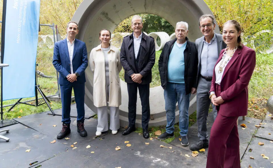 Samenwerkingspartners van Lieven de Key, Firan en Waternet bij een warmteleiding in Amsterdam Buikslotermeer.