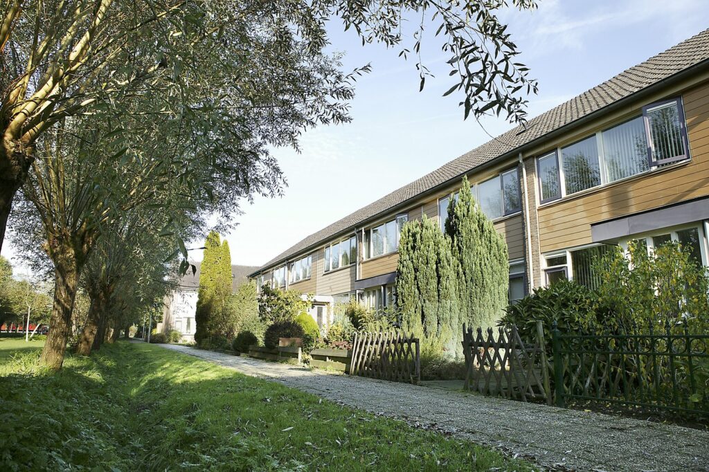 Foto van woningen die verduurzaamd zijn door middel van een modulair warmtesysteem.