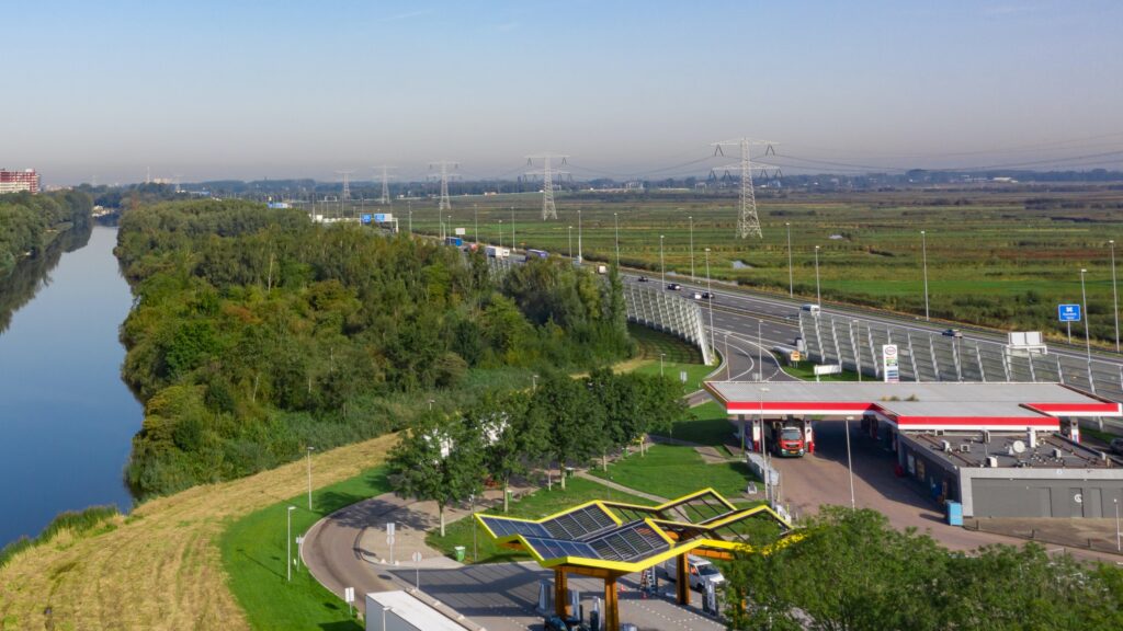 Luchtfoto van gebruik energiehubs voor duurzame laadoplossingen langs de snelweg.