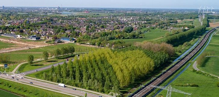 Luchtfoto van wijk met woningen en ondernemingen in Lingewaard die gebruik maakt van warmtenet aangelegd door Firan.