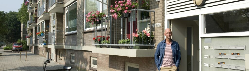 woningcorporaties man ingang appartement