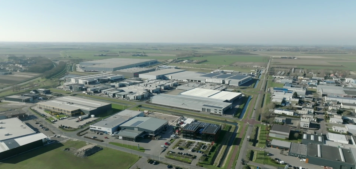 Luchtfoto industrieterrein Tholen, waar gebruik wordt gemaakt van energie hub door Firan.