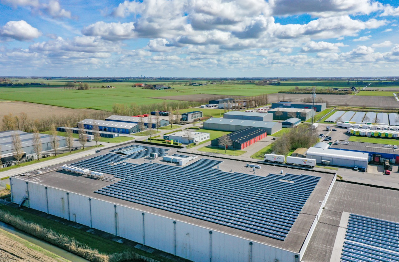 Zonnepanelen op het dak bij Smeding in St. Annaparochie