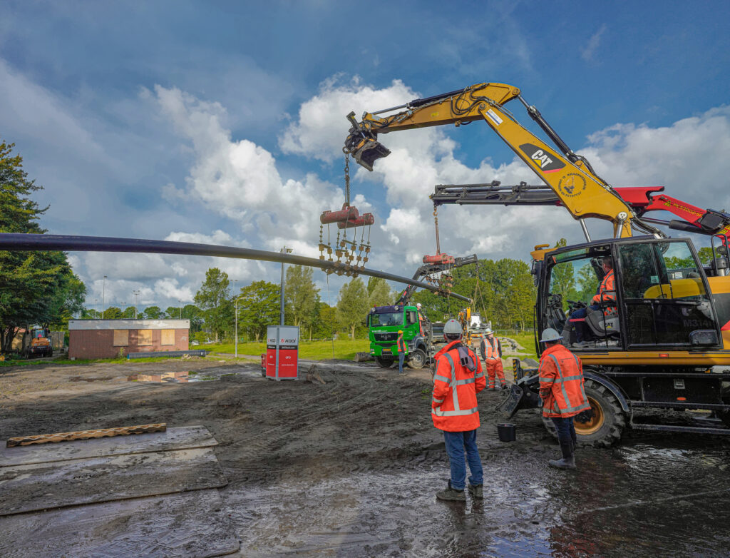 Aanleg warmtenet Firan, met behulp van werkmachines.