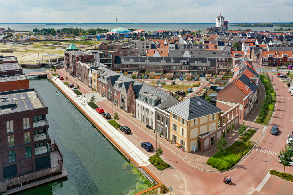 Luchtfoto van de wijk Waterfront in Harderwijk waar een warmtenet wordt aangelegd.
