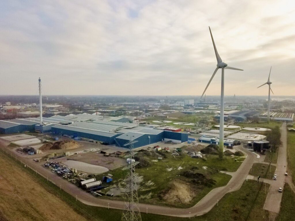 luchtfoto van een industrieterrein met windmolens in Zutphen, waar gebruik wordt gemaakt van een energiehub.