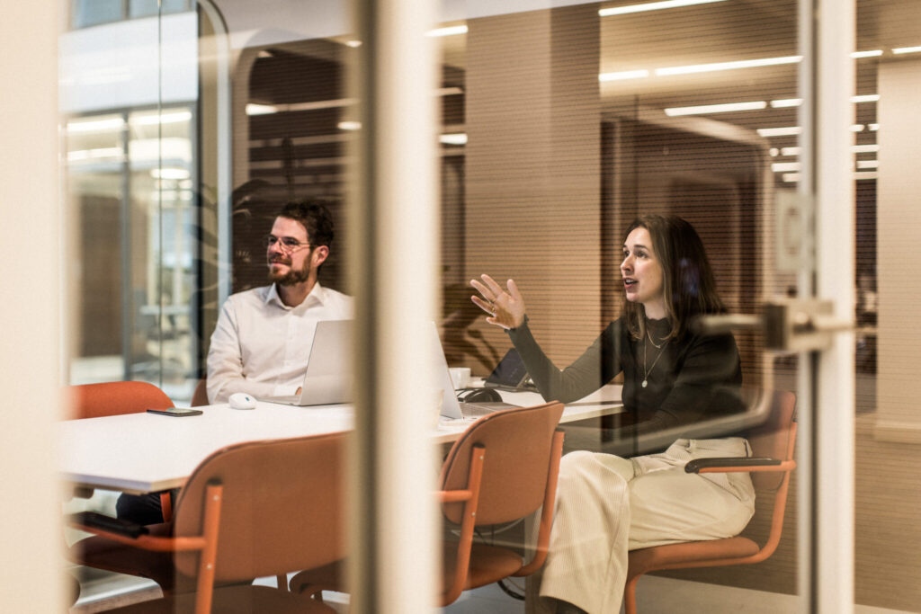 Twee collega's aan het overleggen in Firan vergaderruimte.