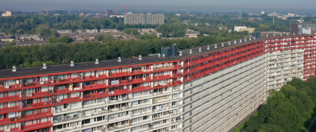 Birdview van grote flats in Zaanstad, aangesloten op het warmtenet van Firan.
