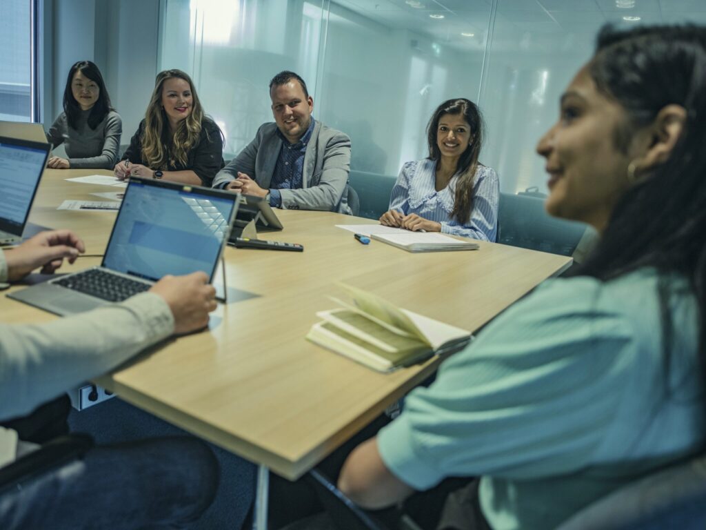Medewerkers die vergaderen in een vergaderruimte in Duiven